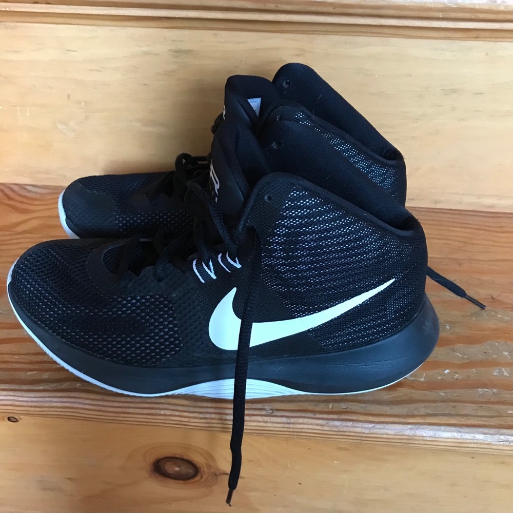 Nike women’s basketball sneakers size 8.5 black